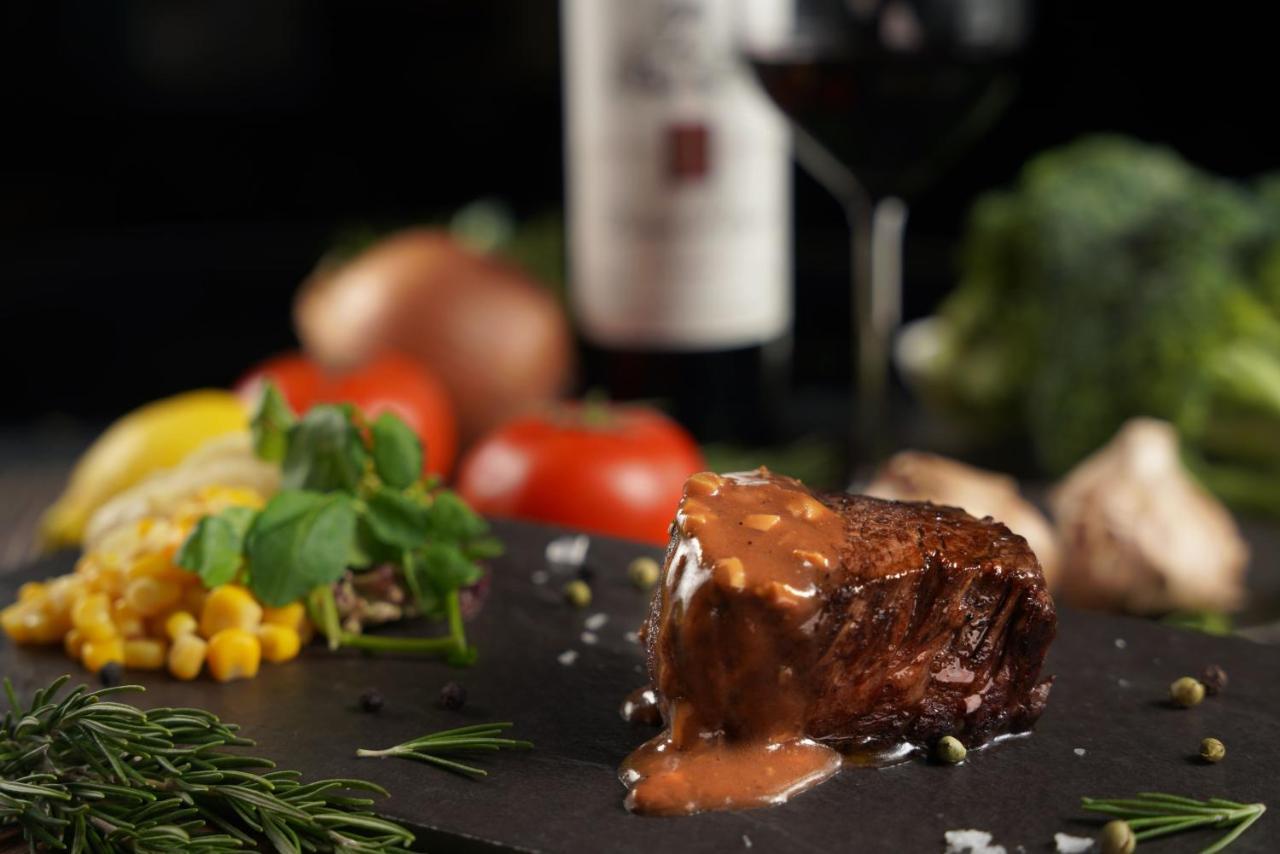 Palais De Chine Hotel Taipei Exterior foto A steak with a red wine sauce