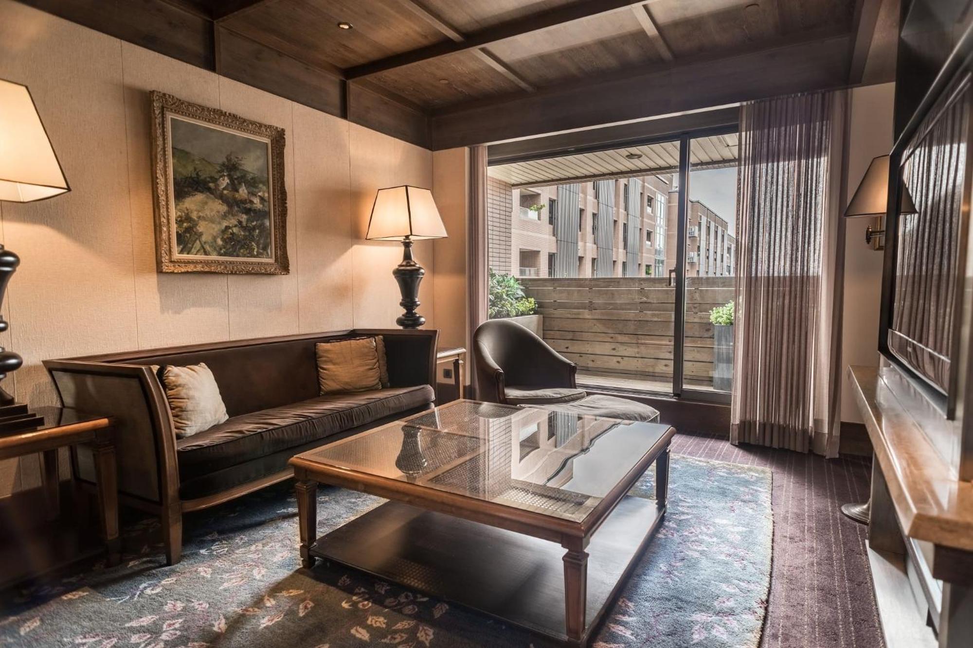 Palais De Chine Hotel Taipei Exterior foto A living room in a suite at the hotel