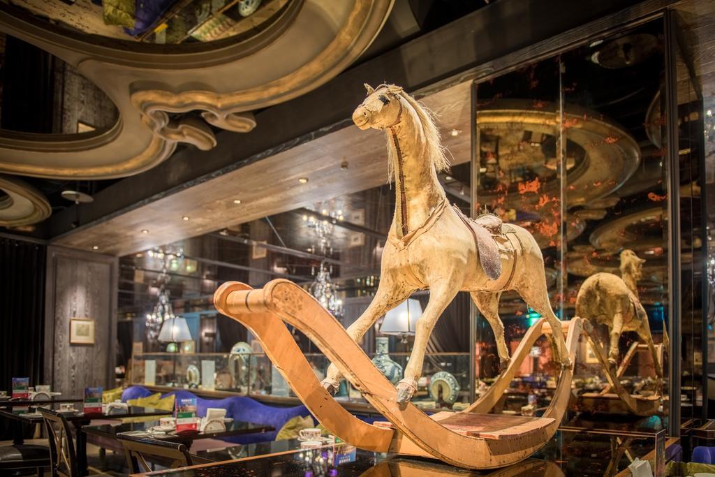 Palais De Chine Hotel Taipei Exterior foto The carousel at the entrance of the store